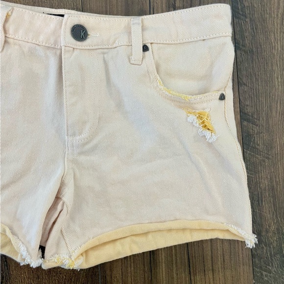 Kut From The Kloth Gidget Fray Short in Cream with Yellow Accents Size 2 - Picture 3 of 5